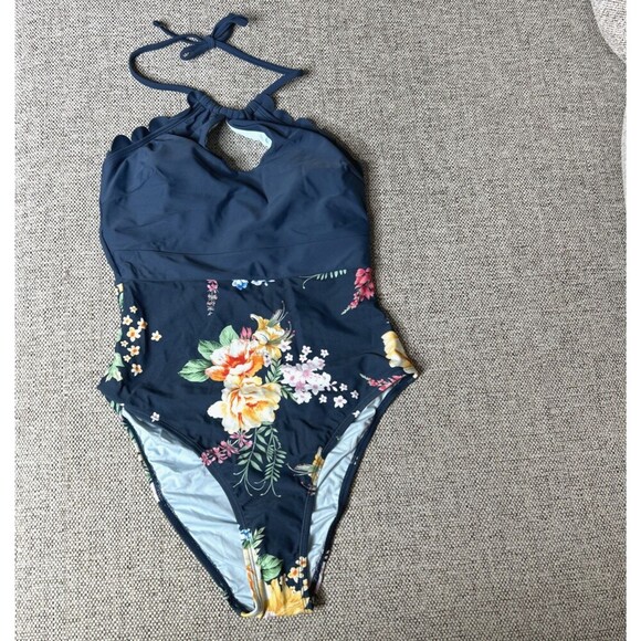 CUPSHE One Piece Swimsuit Tummy Control Halter Bathing Suit Cutout Scalloped M - Picture 3 of 13
